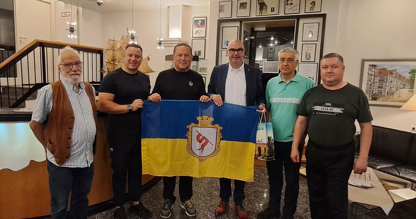 Von links nach rechts: Hans Harer, Vasyl Budzak, Bürgermeister Zinovi Andriovich, Simon Hartmann, Taras Petarski und Taras Novoselski.
Übergabe der Flagge Nadvirnas.